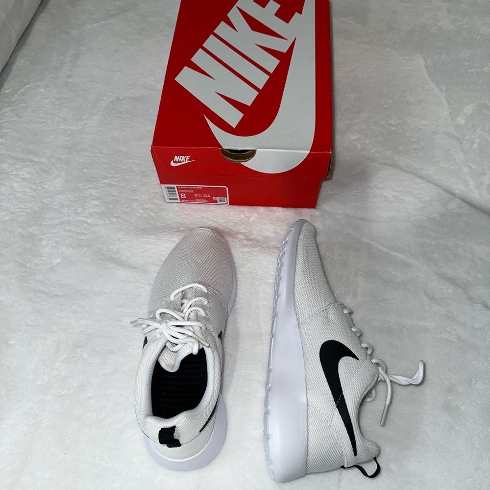 White Nike roshe one